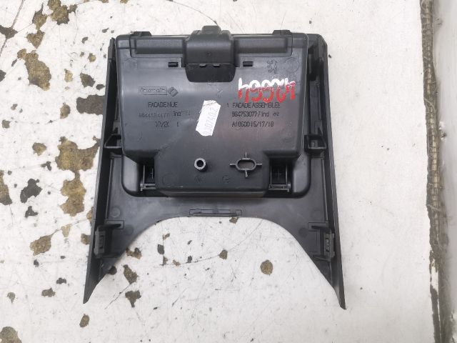 bontott PEUGEOT 407 Hátsó Hamutartó