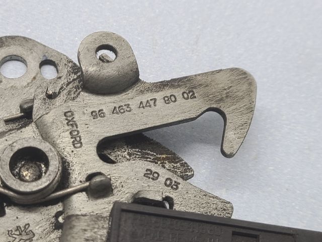 bontott PEUGEOT 407 Motorháztető Nyitó Kar / Gomb