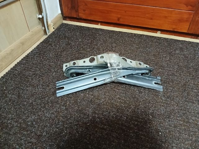 bontott PEUGEOT 407 Motorháztető Zsanér Pár