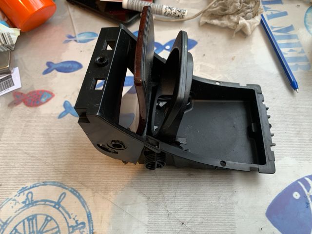 bontott PEUGEOT 407 Pohártartó