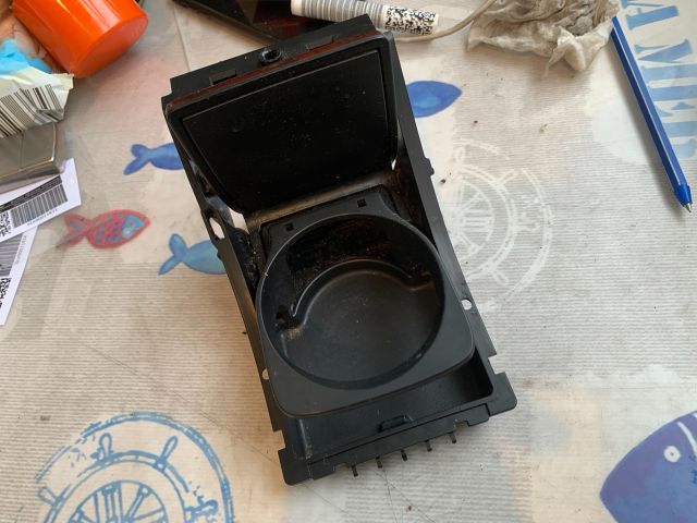 bontott PEUGEOT 407 Pohártartó