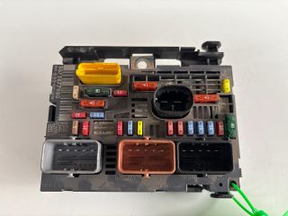 bontott PEUGEOT 5008 Biztosítéktábla Motortér