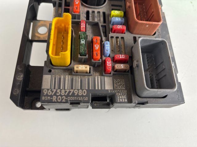 bontott PEUGEOT 5008 Biztosítéktábla Motortér