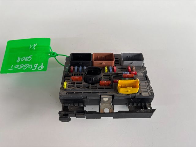 bontott PEUGEOT 5008 Biztosítéktábla Motortér