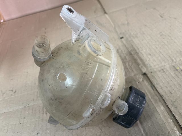 bontott PEUGEOT 5008 Kiegyenlítő Tartály