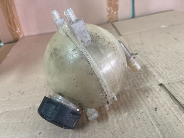 bontott PEUGEOT 5008 Kiegyenlítő Tartály