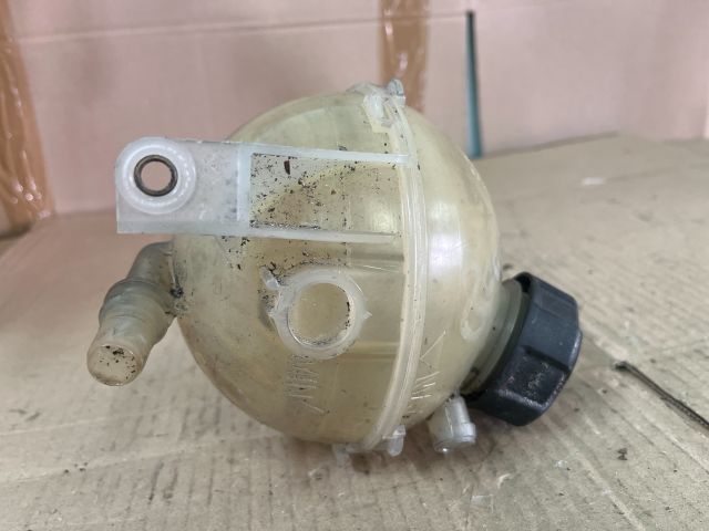 bontott PEUGEOT 5008 Kiegyenlítő Tartály