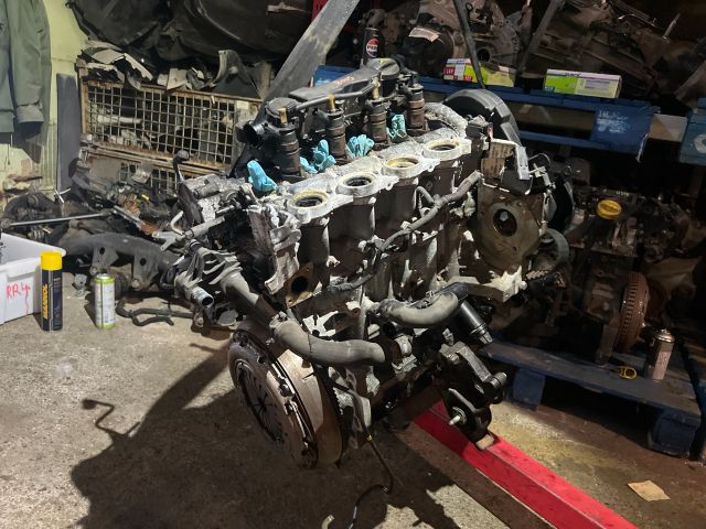 bontott PEUGEOT 5008 Motor (Fűzött blokk hengerfejjel)