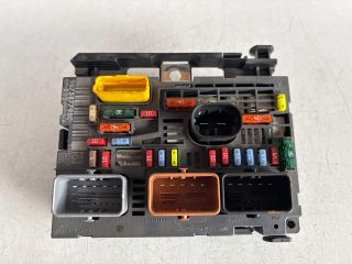 bontott PEUGEOT 5008 Biztosítéktábla Motortér