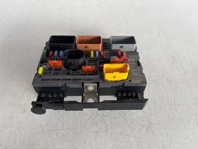 bontott PEUGEOT 5008 Biztosítéktábla Motortér