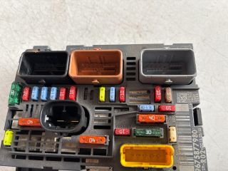 bontott PEUGEOT 5008 Biztosítéktábla Motortér