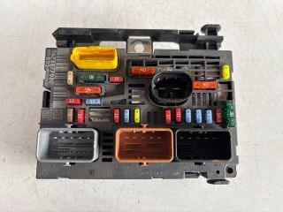 bontott PEUGEOT 5008 Biztosítéktábla Motortér