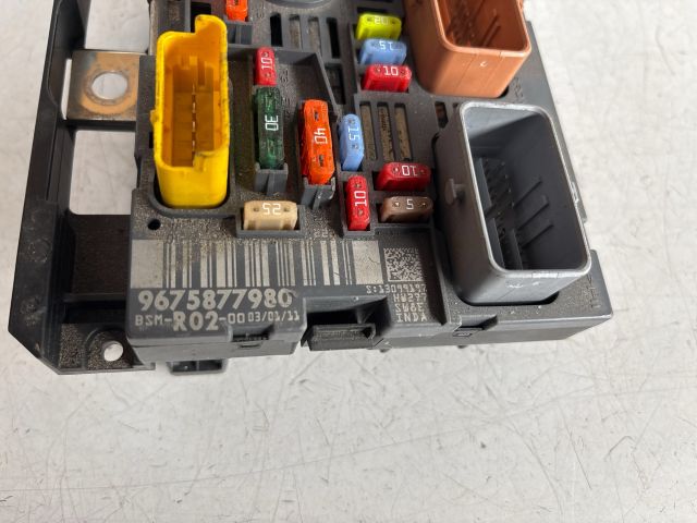 bontott PEUGEOT 5008 Biztosítéktábla Motortér