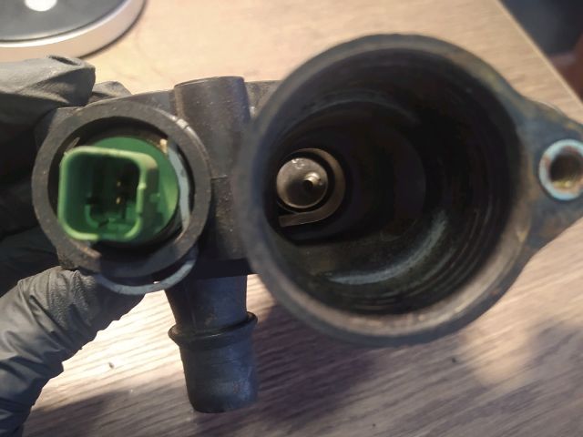 bontott PEUGEOT 5008 Termosztátház