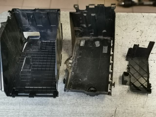 bontott PEUGEOT 5008 Akkumulátor Tartó