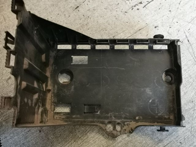 bontott PEUGEOT 5008 Akkumulátor Tartó