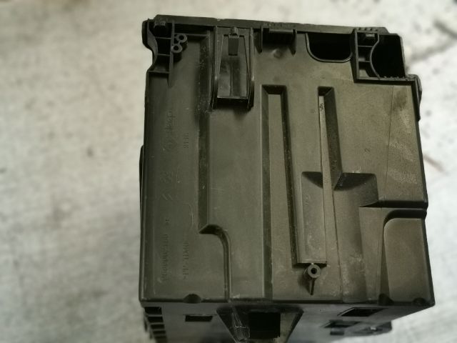 bontott PEUGEOT 5008 Akkumulátor Tartó