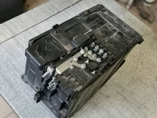 bontott PEUGEOT 5008 Akkumulátor Tartó