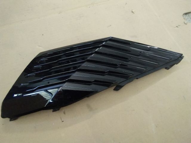 bontott PEUGEOT 5008 Bal első Lökhárító Díszléc