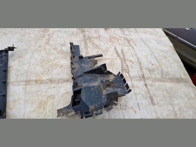 bontott PEUGEOT 5008 Bal Hűtő Légterelő