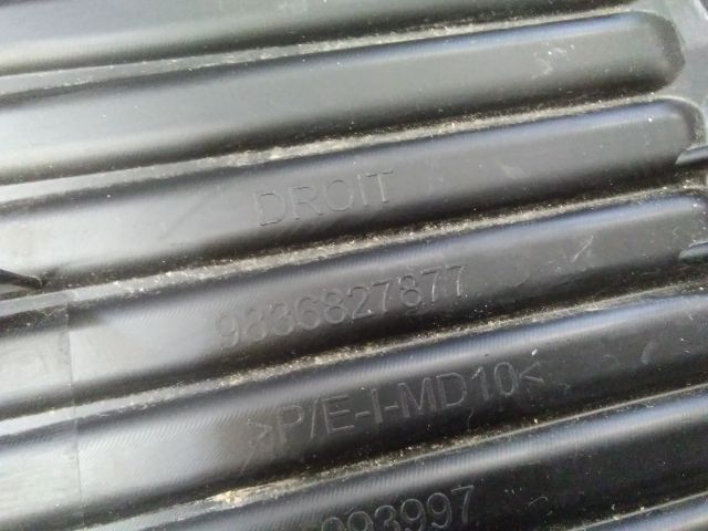 bontott PEUGEOT 5008 Bal Ködlámpa Rács