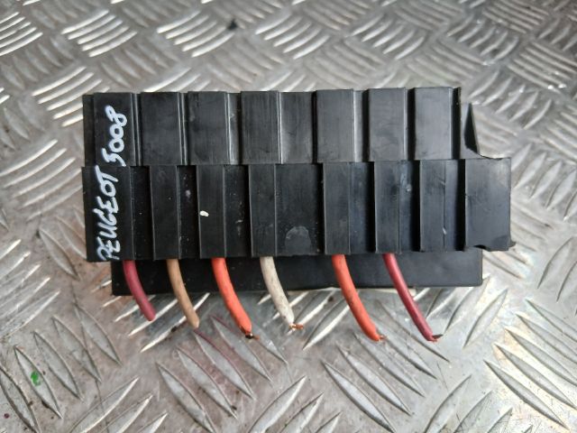 bontott PEUGEOT 5008 Biztosítéktábla Doboz