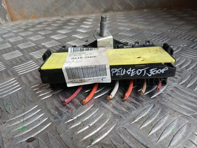 bontott PEUGEOT 5008 Biztosítéktábla Doboz