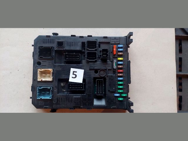 bontott PEUGEOT 5008 Biztosítéktábla Utastér