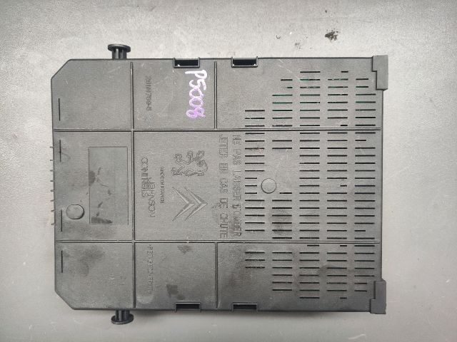 bontott PEUGEOT 5008 Biztosítéktábla Utastér