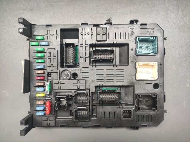 bontott PEUGEOT 5008 Biztosítéktábla Utastér