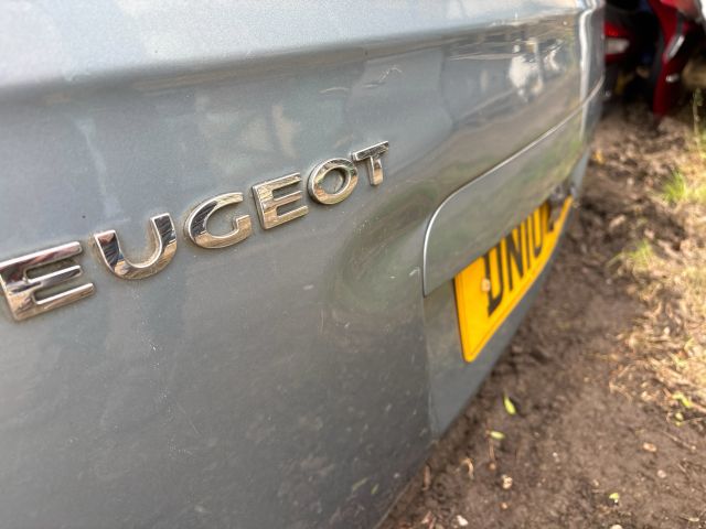 bontott PEUGEOT 5008 Csomagtérajtó (Részeivel)