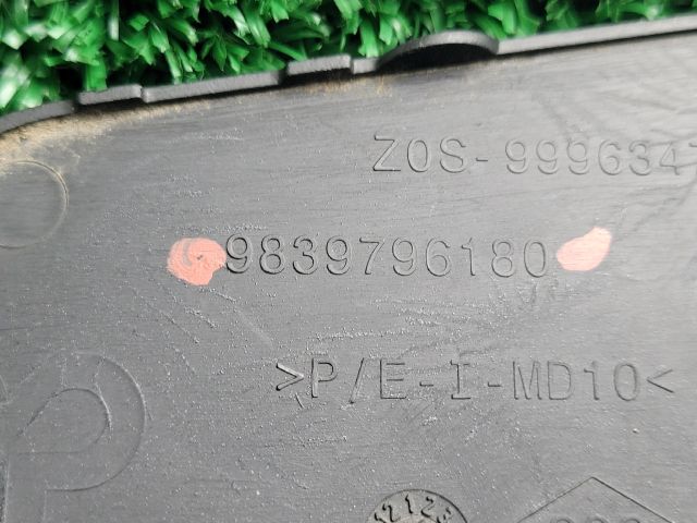 bontott PEUGEOT 5008 Első Vonószem Burkolat