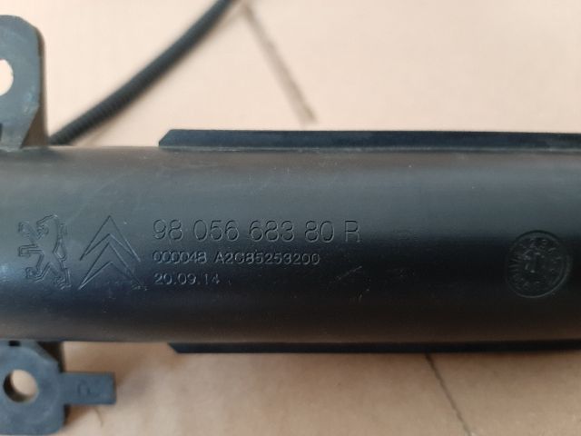 bontott PEUGEOT 5008 Jobb Fényszórómosó Fúvóka