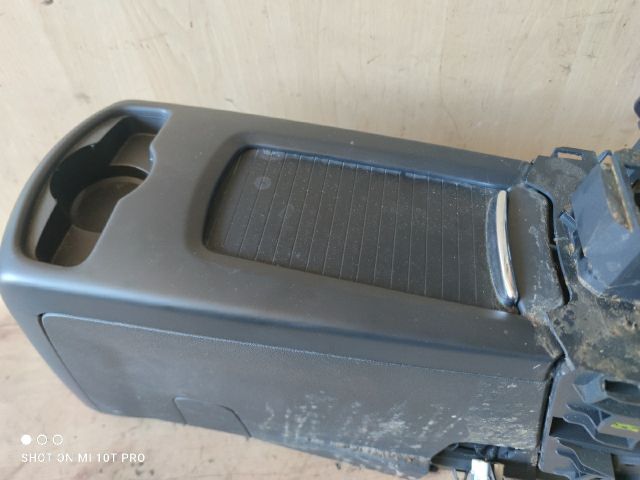 bontott PEUGEOT 5008 Könyöklő