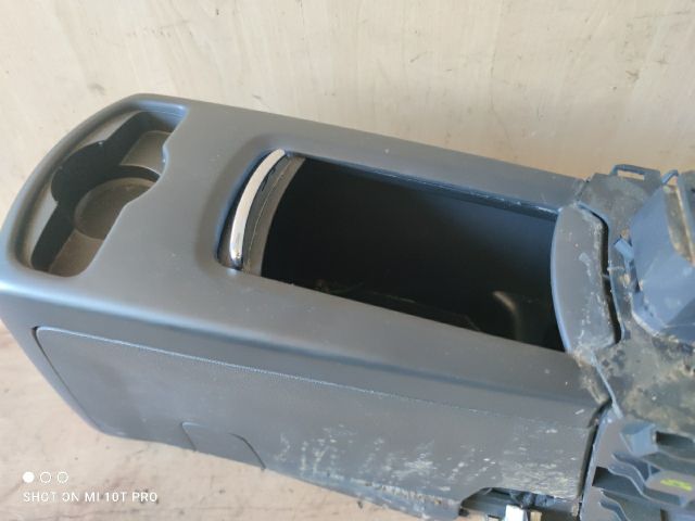 bontott PEUGEOT 5008 Könyöklő