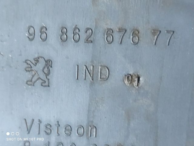 bontott PEUGEOT 5008 Könyöklő