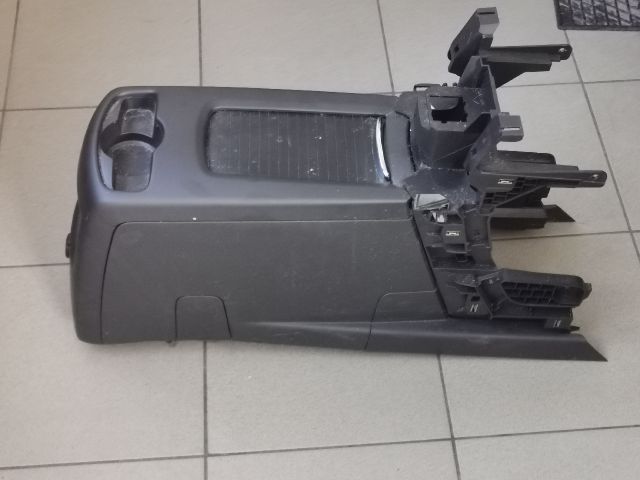 bontott PEUGEOT 5008 Könyöklő