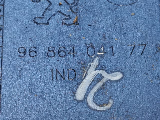 bontott PEUGEOT 5008 Középkonzol Keret