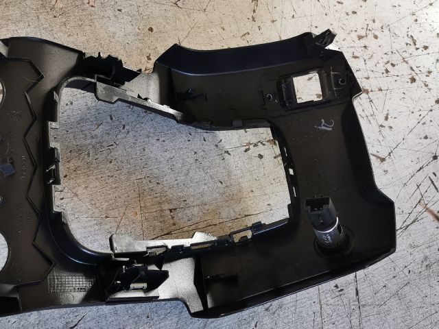 bontott PEUGEOT 5008 Középkonzol Keret