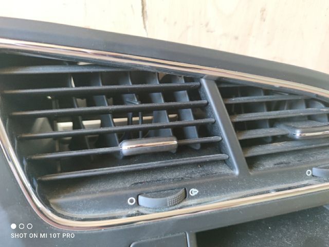 bontott PEUGEOT 5008 Középső Szellőző