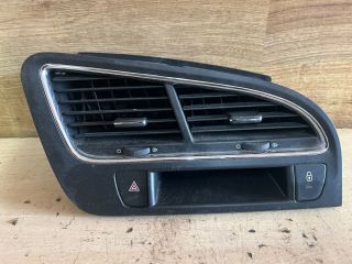 bontott PEUGEOT 5008 Középső Szellőző