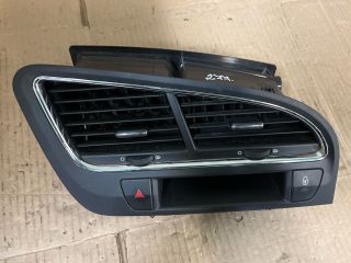 bontott PEUGEOT 5008 Középső Szellőző