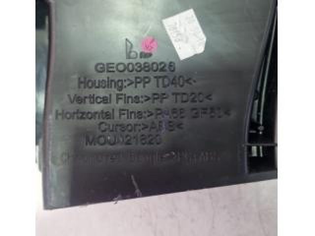 bontott PEUGEOT 5008 Középső Szellőző