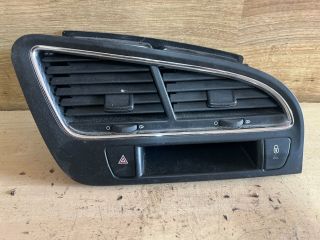 bontott PEUGEOT 5008 Középső Szellőző