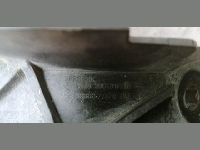 bontott PEUGEOT 508 Jobb első Lökhárító Tartó (Műanyag)