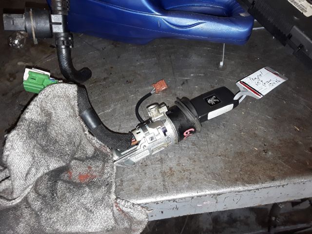 bontott PEUGEOT 607 Gyújtáskapcsoló Házzal