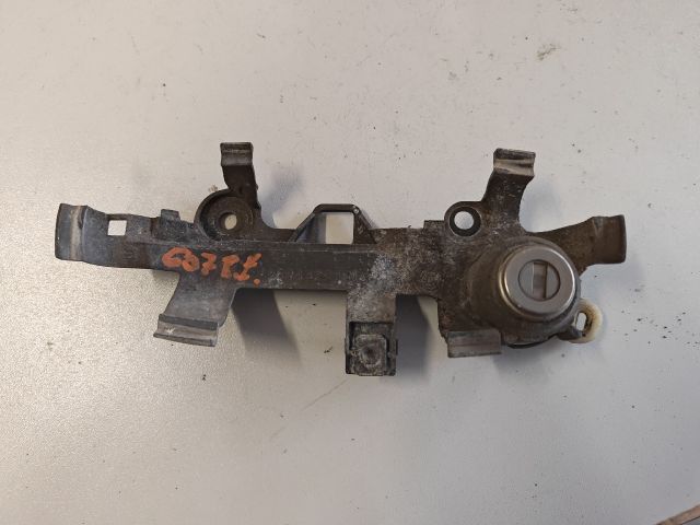 bontott PEUGEOT 607 Bal első Zárbetét