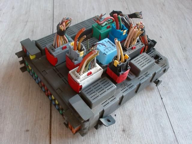 bontott PEUGEOT 607 Biztosítéktábla Utastér