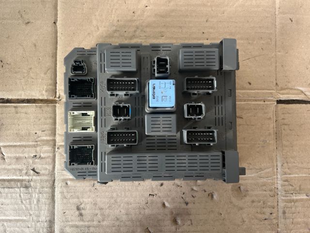 bontott PEUGEOT 607 Biztosítéktábla Utastér