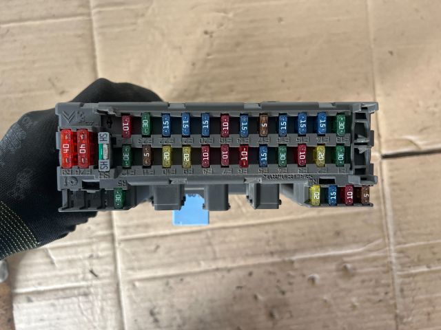 bontott PEUGEOT 607 Biztosítéktábla Utastér